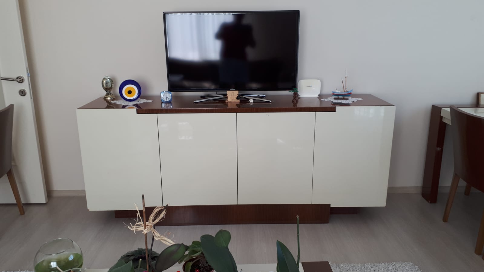 yatak odası televizyonluk makyaj masası